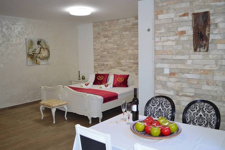 Ferienwohnung für 3 Personen, mit Terrasse und Garten sowie Pool