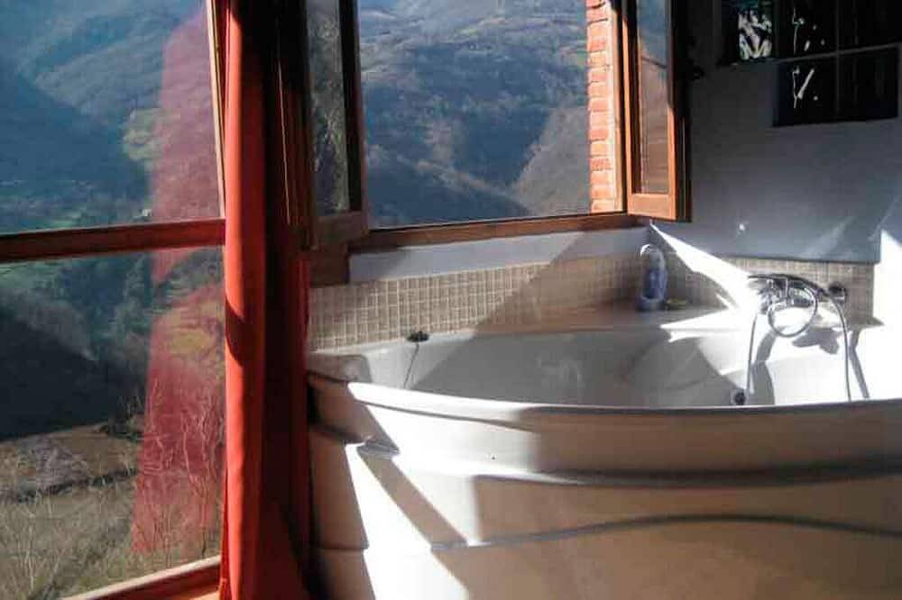 Entire apartment, Romantic place with Jacuzzi, fantastics mountain Views And Fireplace in Proaza, Cordillera Cantábrica
