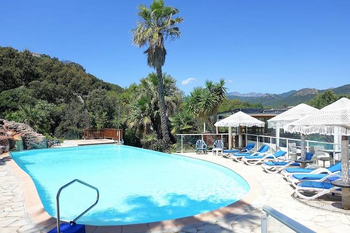 Bungalow pour 2 personnes, avec piscine et jardin en Corse-du-Sud