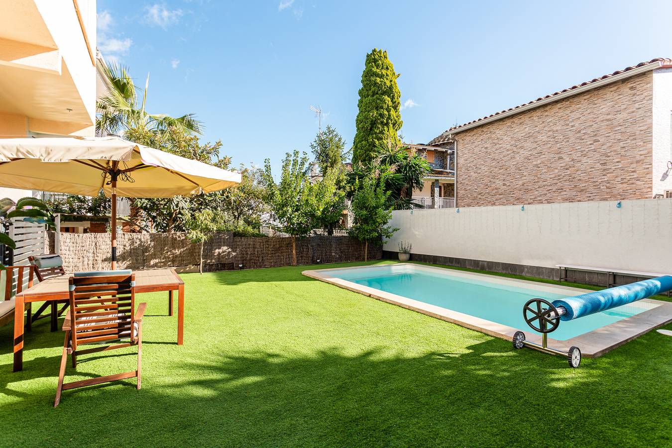 Apartamento entero, Casa de vacaciones 'Durero' con vistas a la montaña, Wi-Fi y aire acondicionado in Pineda de Mar, Costa del Maresme