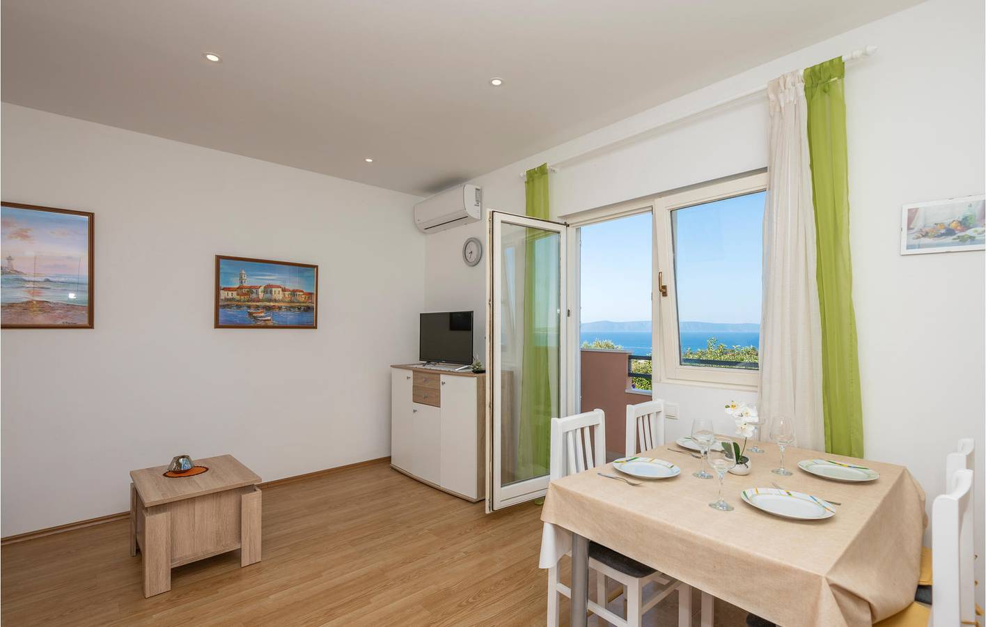 Appartement de vacances entier, Appartement confortable avec vue sur la mer à Makarska, avec terrasse et parking gratuit in Makarska, Makarska riviera