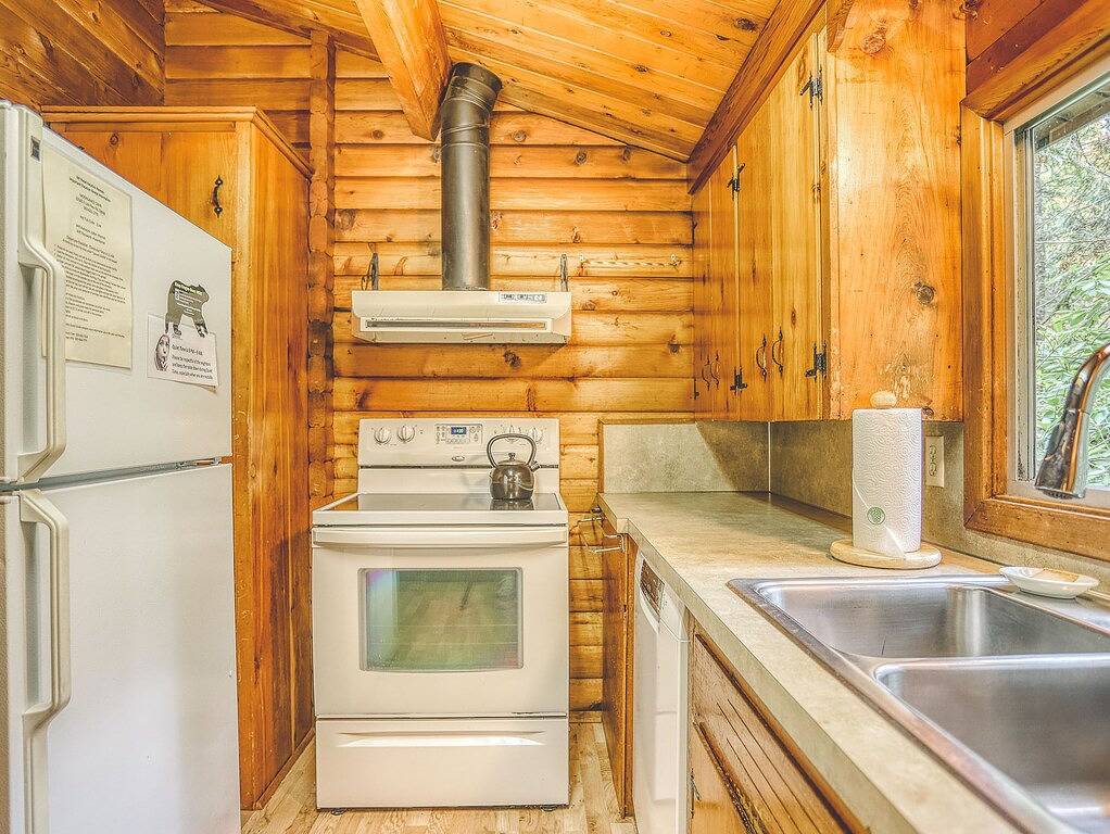 Moondance Cabin - Secluded Creekside Log Cabin, Fireplace, Hot Tub in Welches, Mount Hood