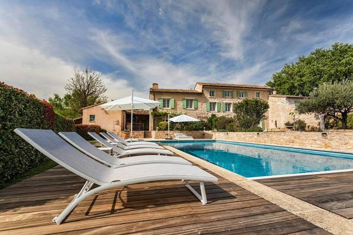 Location de vacances pour 12 personnes, avec jardin et vue ainsi que piscine et sauna à Crillon-le-Brave - 2