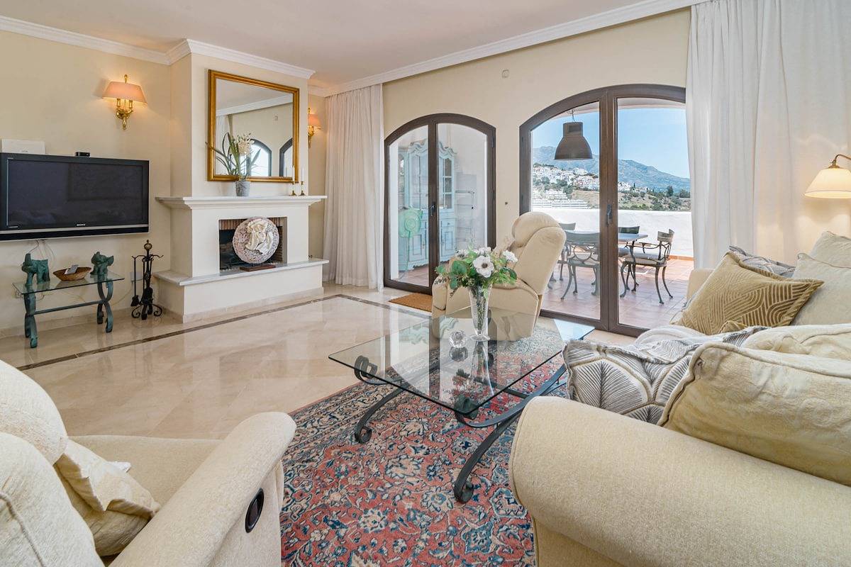 Ganze Wohnung, Lag - Spacious townhouse with private jacuzzi in Los Arqueros Golf and Country Club, Benahavís