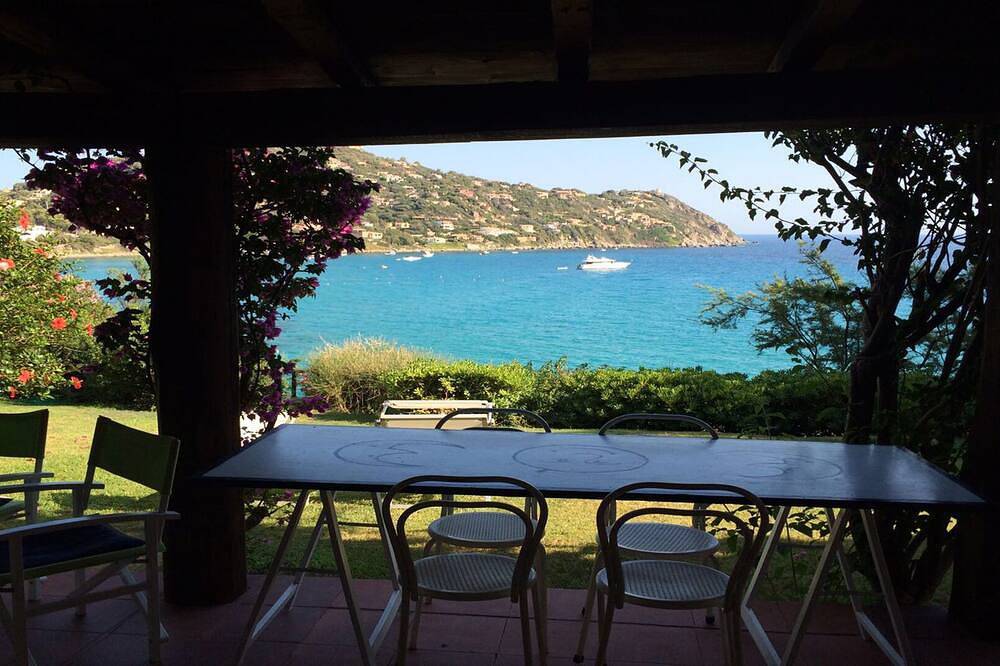 Villa frontemare con esclusiva vista sulla baia e accesso diretto al mare. in Geremeas, Torre delle Stelle