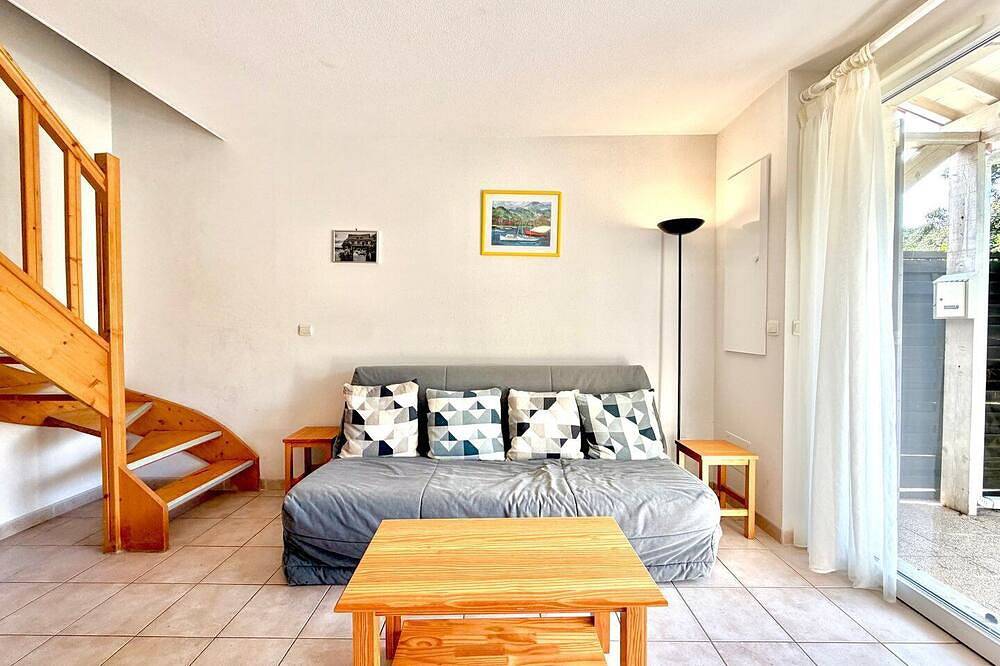 Entire apartment, Soleil & Vignes, 4 Guests, Pool in Calvisson in Calvisson, Nimes region