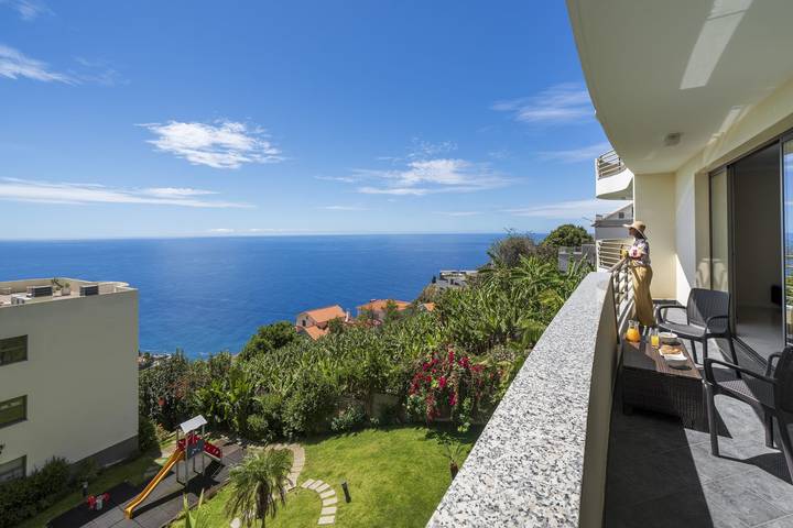 Gîte pour 6 personnes, avec jardin ainsi que piscine et balcon à Calheta