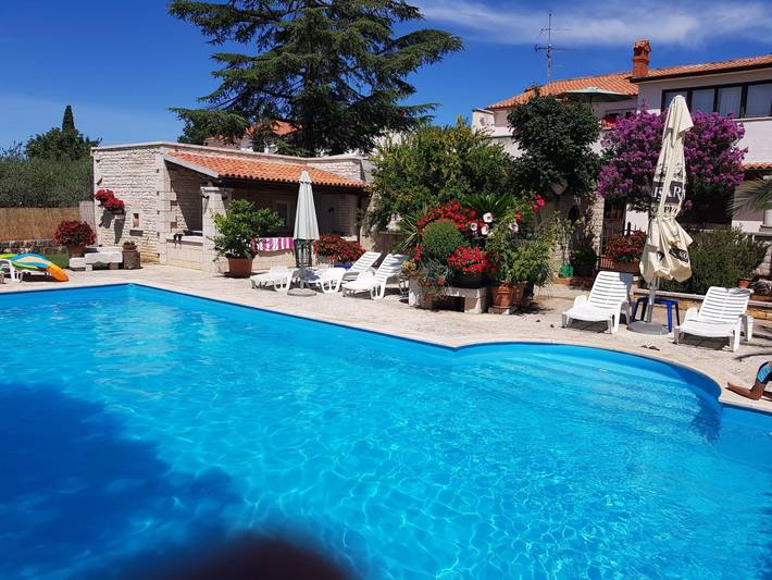 Ferienwohnung für 4 Personen, mit Garten und Pool sowie Terrasse