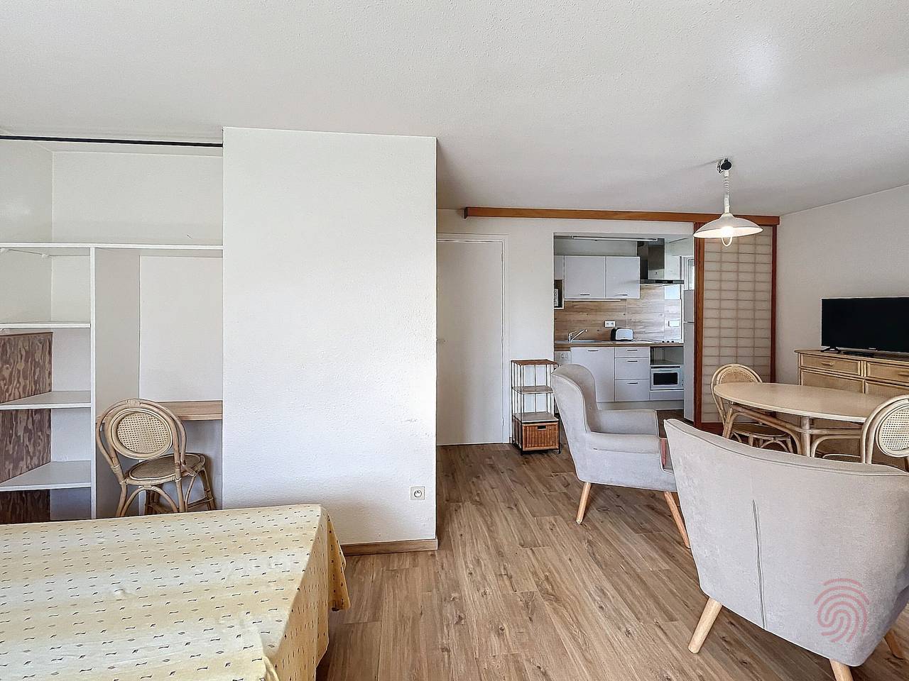 Entire studio, Cozy Studio with Terrace near Thermal Baths in Scenic Lamalou in Lamalou-les-Bains, Béziers region