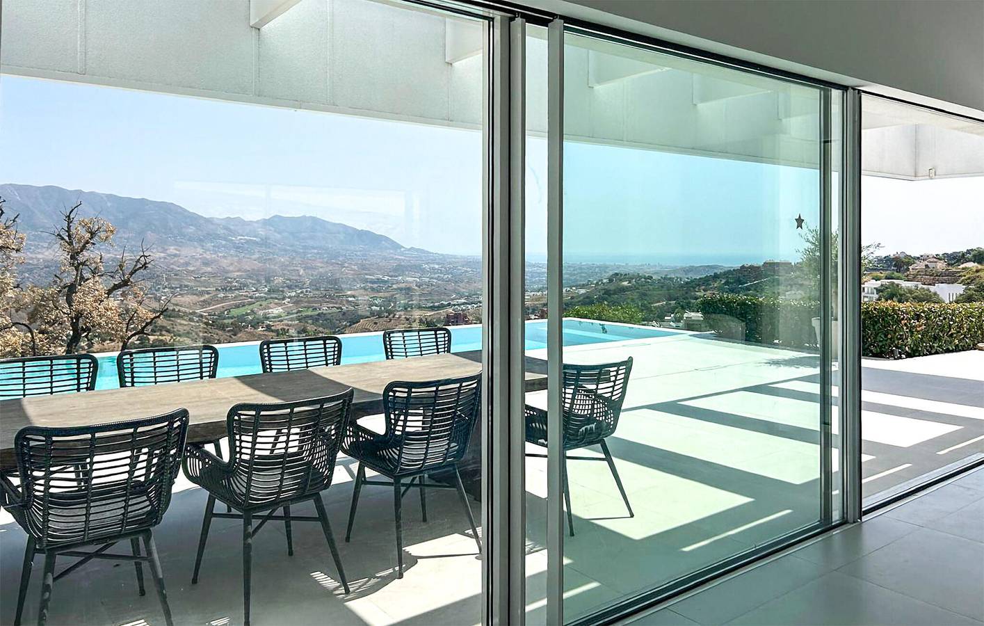 Moderno Apartamento de Playa con Garaje, Piscina, Terraza - 2km de la Playa in Urbanizacion Las Jacarandas, Ojén