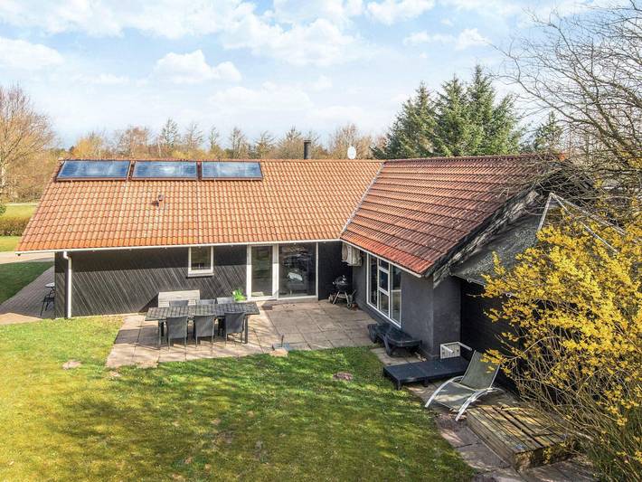 Ferieudlejning for 6 personer, med jacuzzi og terrasse samt pool, husdyr tilladt i Jegum