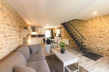 Gîte pour 3 personnes, avec terrasse et jacuzzi ainsi que jardin et piscine à Montamisé