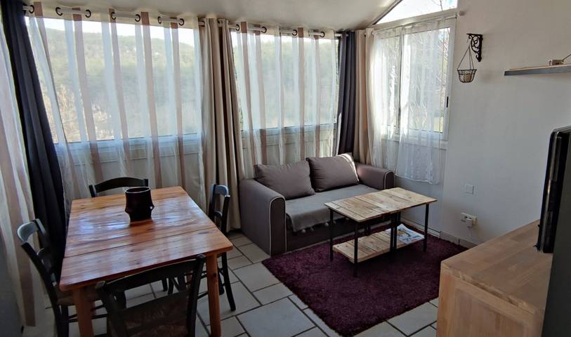 Gîte pour 4 personnes, avec terrasse ainsi que piscine et jardin, animaux acceptés à Peyreleau - 4