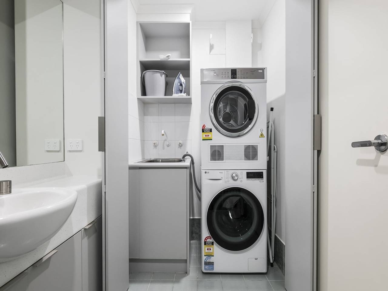 Entire apartment, Spacious 3-Bed Apartment in Melbourne Cbd in Melbourne, Victoria