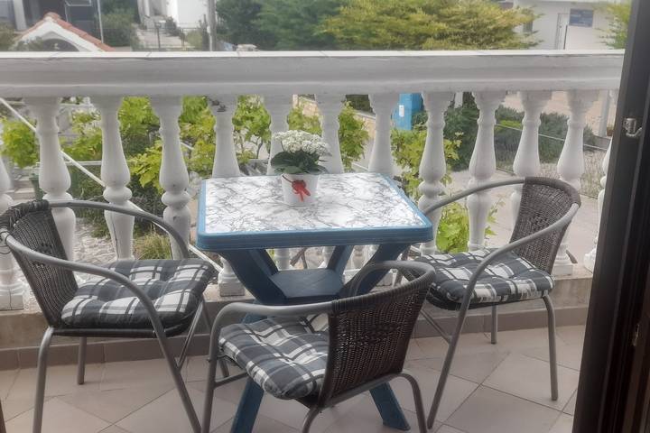 Apartament wakacyjny dla 3 osób, z balkon/ taras w Tribunj