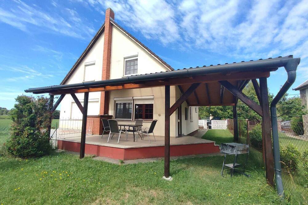 Ferienhaus mit Garten, grosser Terrasse und Grillmöglichkeit in Balatonkeresztur, Plattensee Südufer