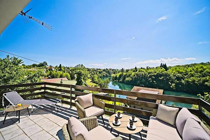 Ferienhaus für 4 Personen, mit Balkon und Whirlpool sowie Terrasse und Garten