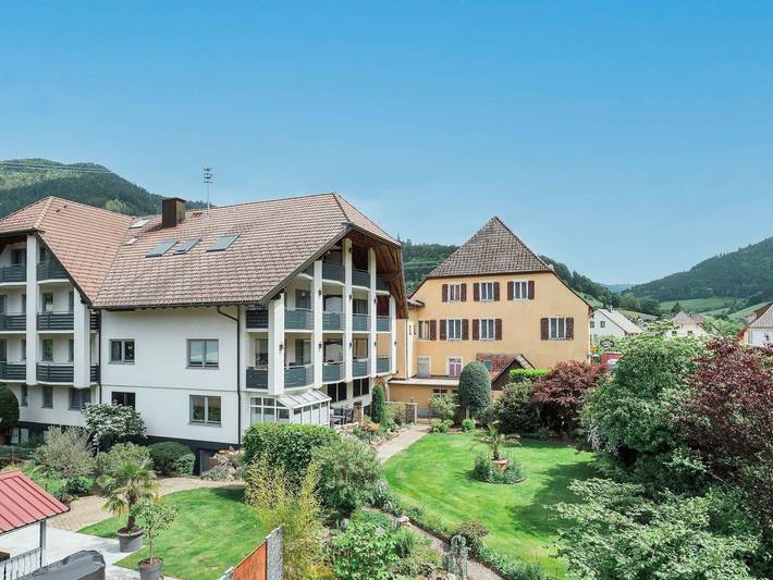 Ferienhaus für 4 Personen, mit Balkon/Terrasse und Balkon sowie Garten und Sauna in Simonswald