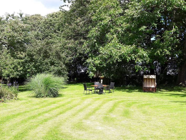 Urlaub auf dem Ferienhof Sachau - Ferienwohnung Garten in Dörphof, Rendsburg-Eckernförde