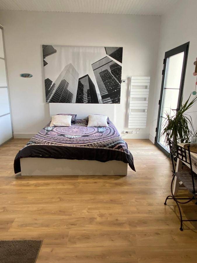 Gîte pour 2 personnes, avec jardin et vue ainsi que terrasse et piscine à Soussans - 2