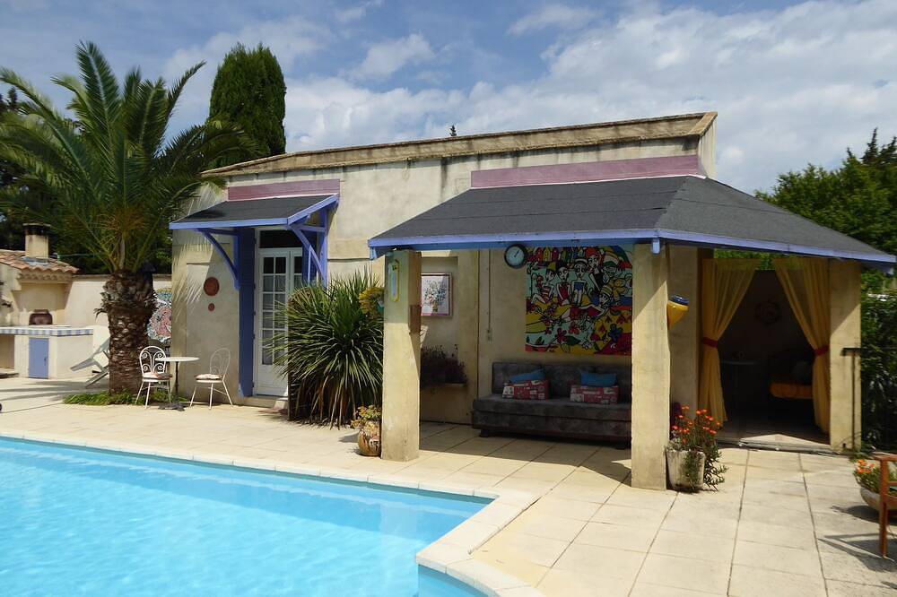 \"Pool Studio\" tiene capacidad para 2 casas rurales con cocina a 10 minutos de Aviñón. in Rognonas, Region de Arles