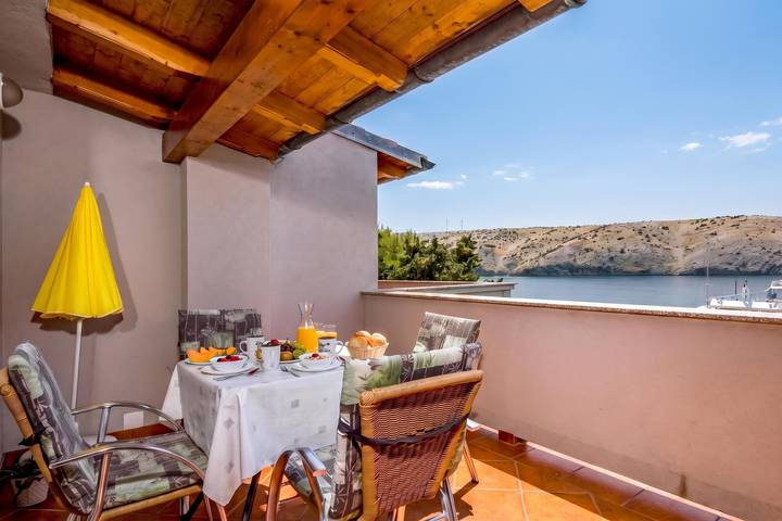 Ganze Wohnung, Sunset By The Sea /w Sea View Balcony in Lopar, Rab