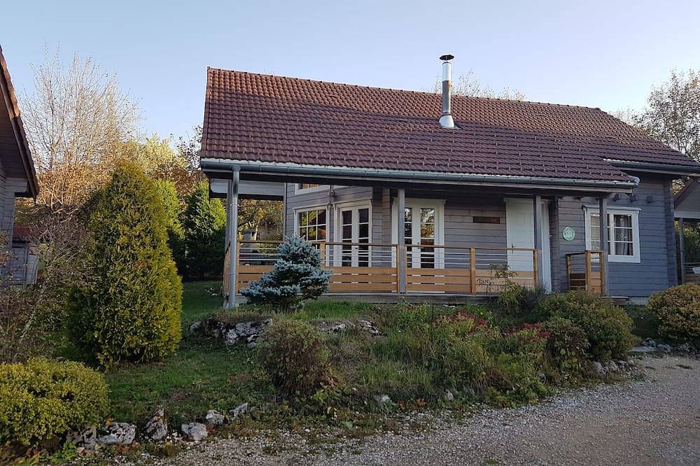 .chalet finlandais avec sauna entrée parc naturel du haut jura, pleine campagne in Chaux-des-Crotenay, Parc naturel régional du Haut-Jura