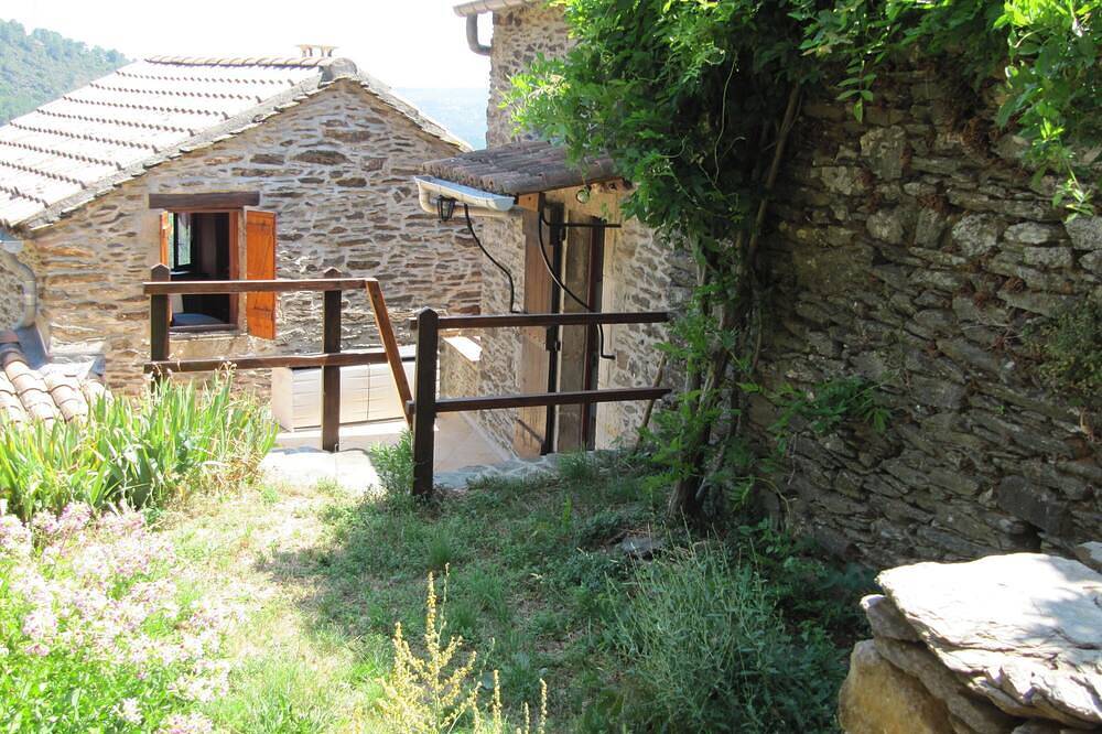 Gîte pour 2 personnes proche de Les Vans, au départ de sentiers de randonnées in Malarce-sur-la-Thines, Parc naturel régional des Monts d'Ardèche