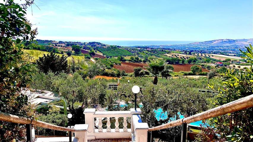 B&b per 3 persone, con piscina e panorama nonché giardino, con animali domestici in Provincia di Teramo
