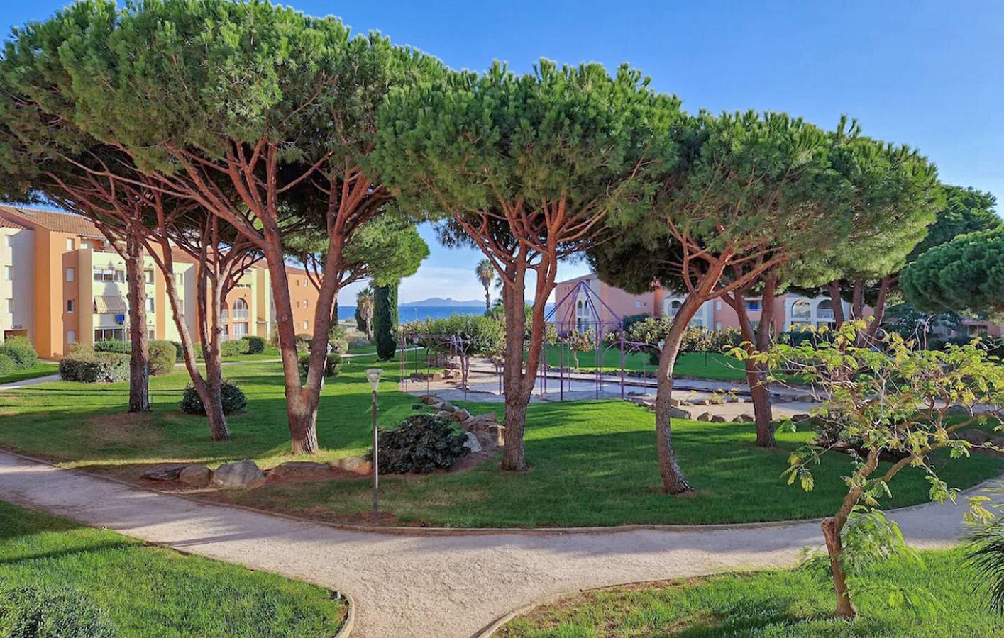 Ganze Ferienwohnung, Wohnung mit Meerblick, WiFi und Parkplatz, La Londe-les-Maures in La Londe-les-Maures, Toulon Region