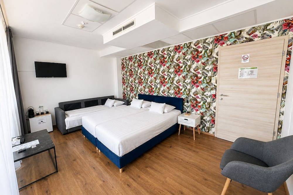Beautiful Rooftop Triple Room bed & breakfast with Ac in Budapest in Budapest, Danube-Ipoly National Park