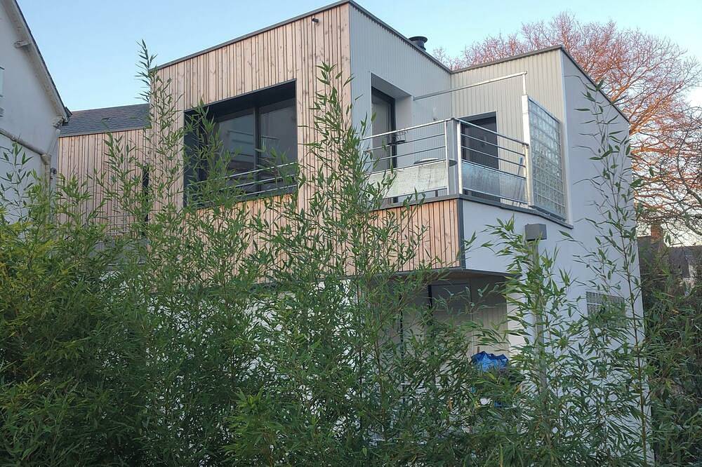 Entire apartment, Bright 53m2 apartment in the trees in the heart of a village on the Gulf of Morbihan in Bono, Côte des Mégalithes