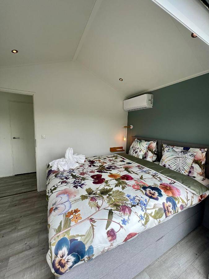 New - Waterfont Villa08 - Private Residence on a lake near Amsterdam in Vinkeveen, Groene Hart