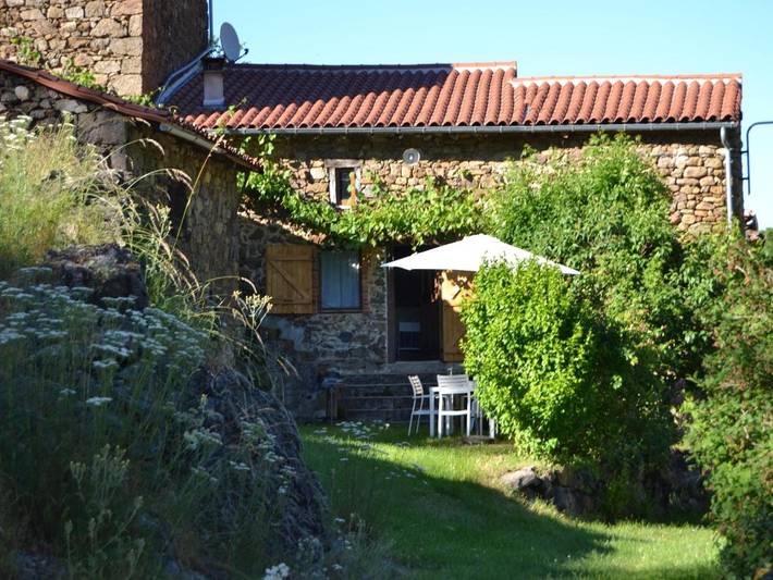 Location de vacances pour 5 personnes, avec Terrasse ainsi que Jardin et Vue sur le lac à Ally