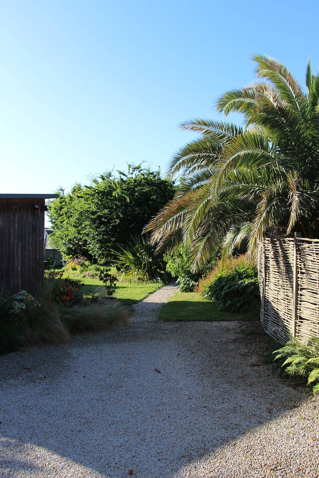 Gastenkamer 'La Cabane dans les charmes' met privéterras, gemeenschappelijke tuin en Wi-Fi in Pleudihen-sur-Rance, Dinan en omgeving