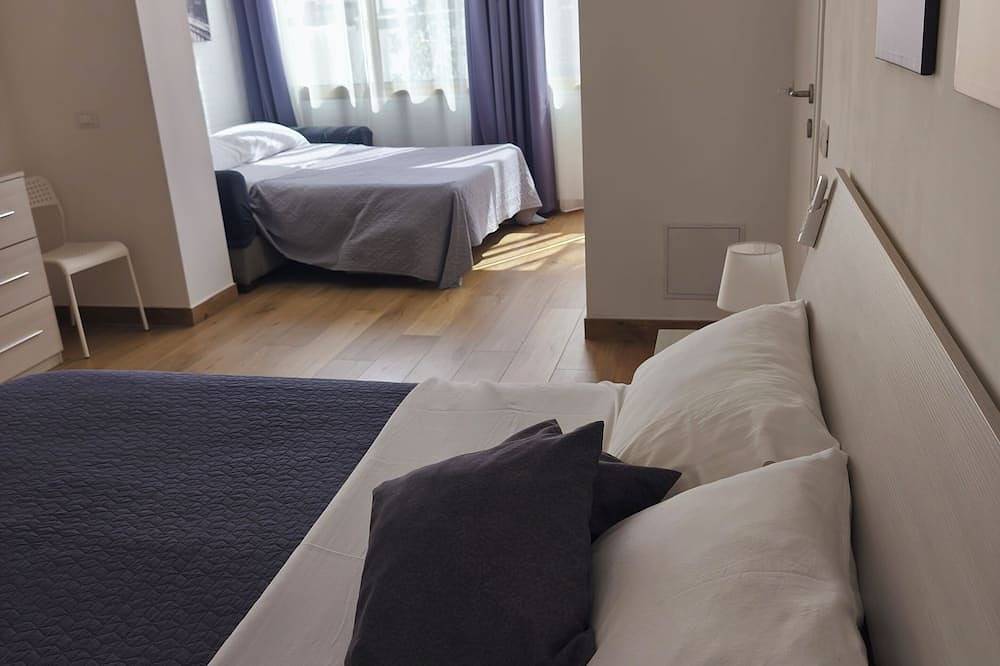 2 minutes from the sea and all services. 9 minutes by car from the airport in Fiumicino, Rom Provinz
