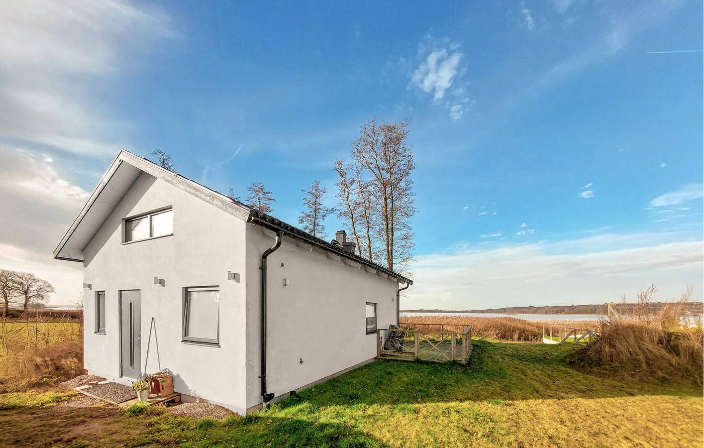Hus för 4 Personer, med terass samt sjöutsikt och trädgård