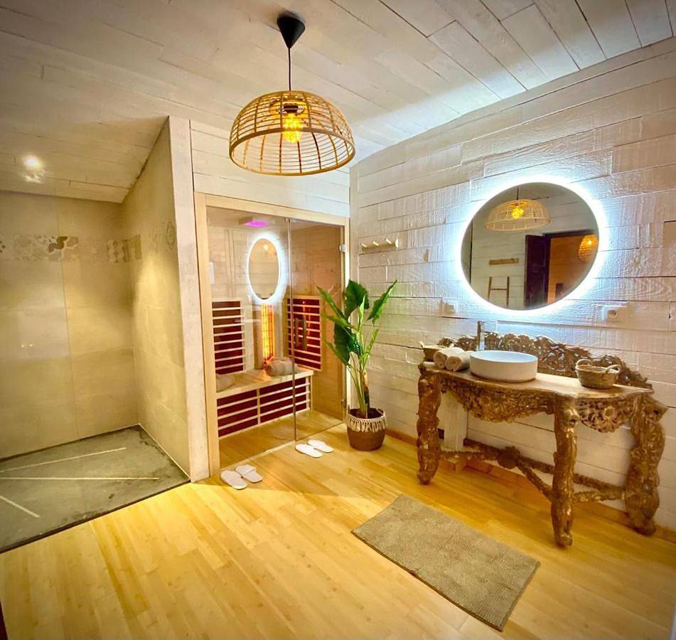 Queen Suite with Spa Bath in Mormont, Érezée