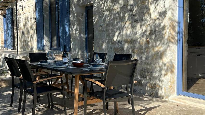 Location de vacances pour 6 personnes, avec vue ainsi que piscine et jardin à Villesèque