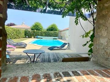 Gîte pour 7 personnes, avec jardin et piscine, animaux acceptés à Nalliers