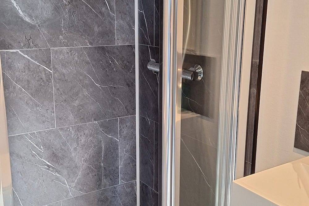 Tiny house facing the Toul marina in Toul