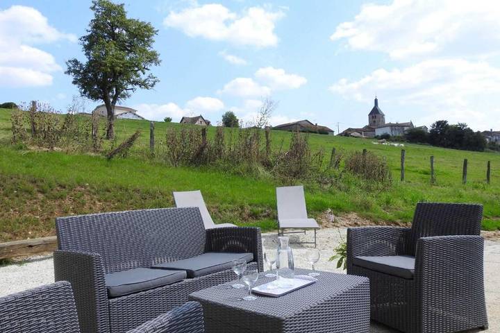 Location de vacances pour 4 personnes, avec jardin dans Dommartin-le-Franc