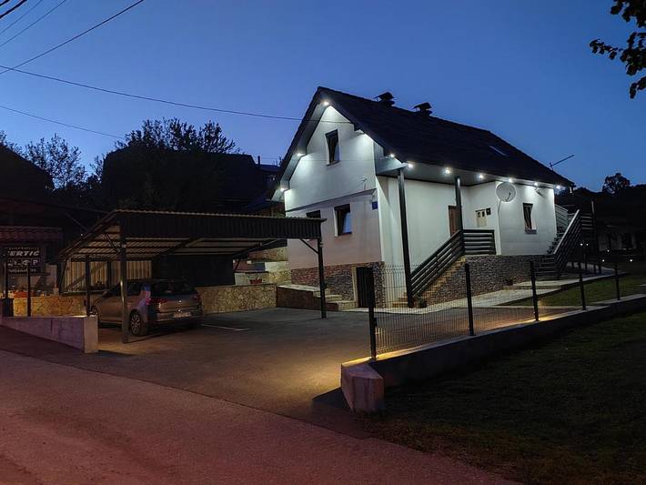 Vakantiewoning voor 5 personen, with uitzicht op het meer and tuin as well as uitzicht in Midden-Kroatië