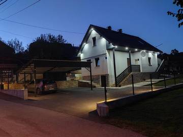 Gîte pour 5 personnes, avec vue ainsi que vue sur le lac et jardin dans Poljanak