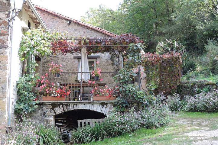Gîte pour 2 personnes, avec sauna ainsi que jardin et terrasse à Naussac