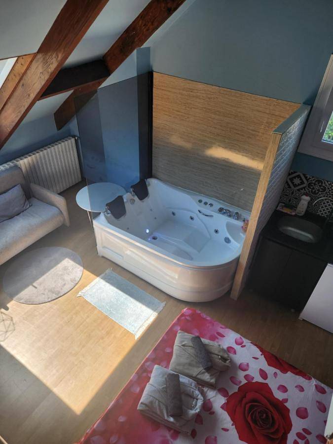 Appartement entier, Bleu studio jaccuzi appart in Sevran, Seine-Saint-Denis