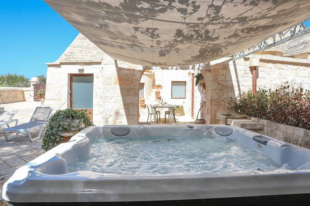 Trulli Calella - Quercia By Apulia Hospitality in Locorotondo, Bari Province
