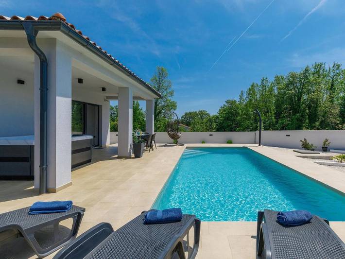 Ferienhaus für 4 Personen, mit Terrasse und Garten sowie Pool