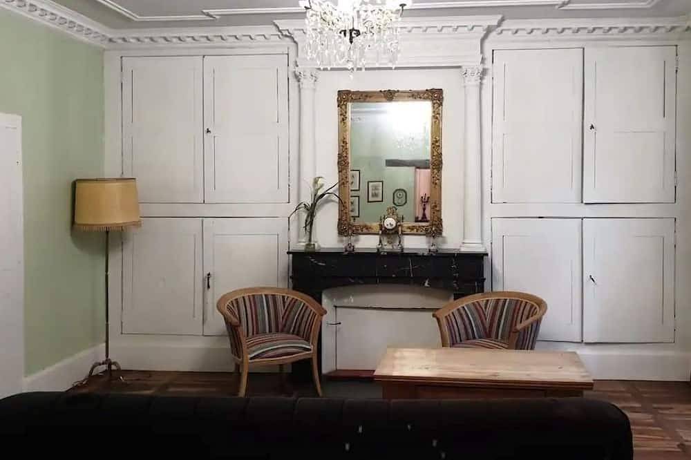 Entire apartment, 100m² apartment in townhouse in the heart of Florac in Florac-Trois-Rivières, Cévennes