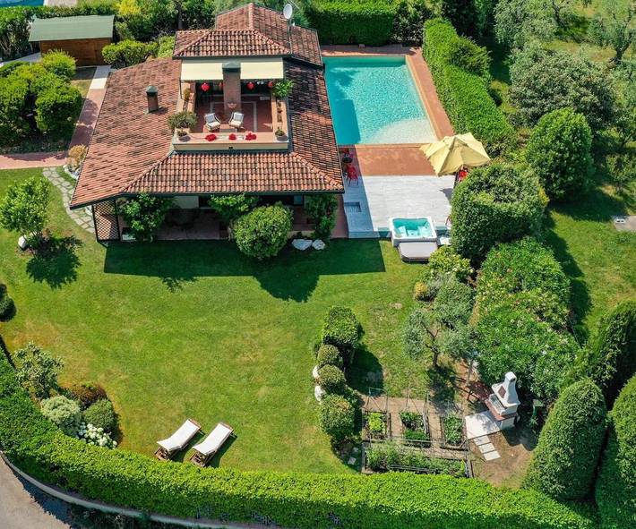 Villa per 8 persone, con piscina e giardino nonché idromassaggio a Padenghe sul Garda